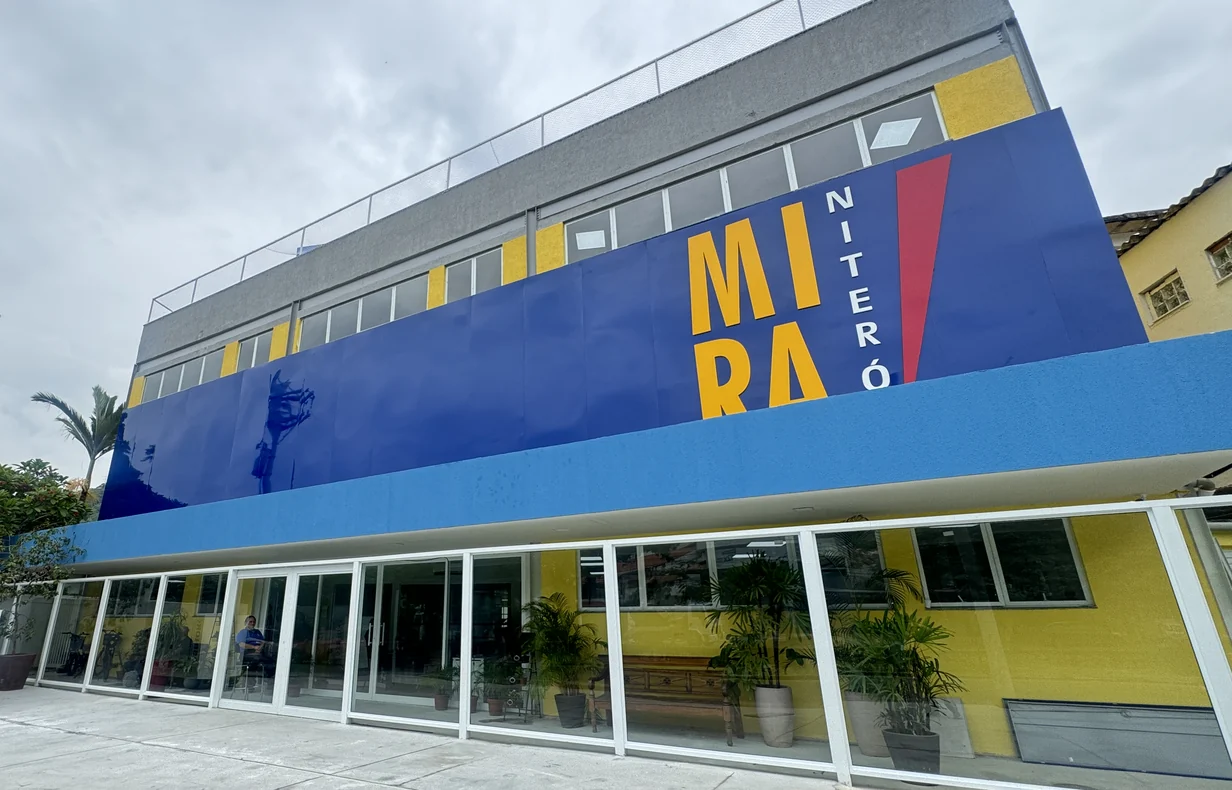 Fachada do prédio do Mira Niterói, em azul com o logo em amarelo