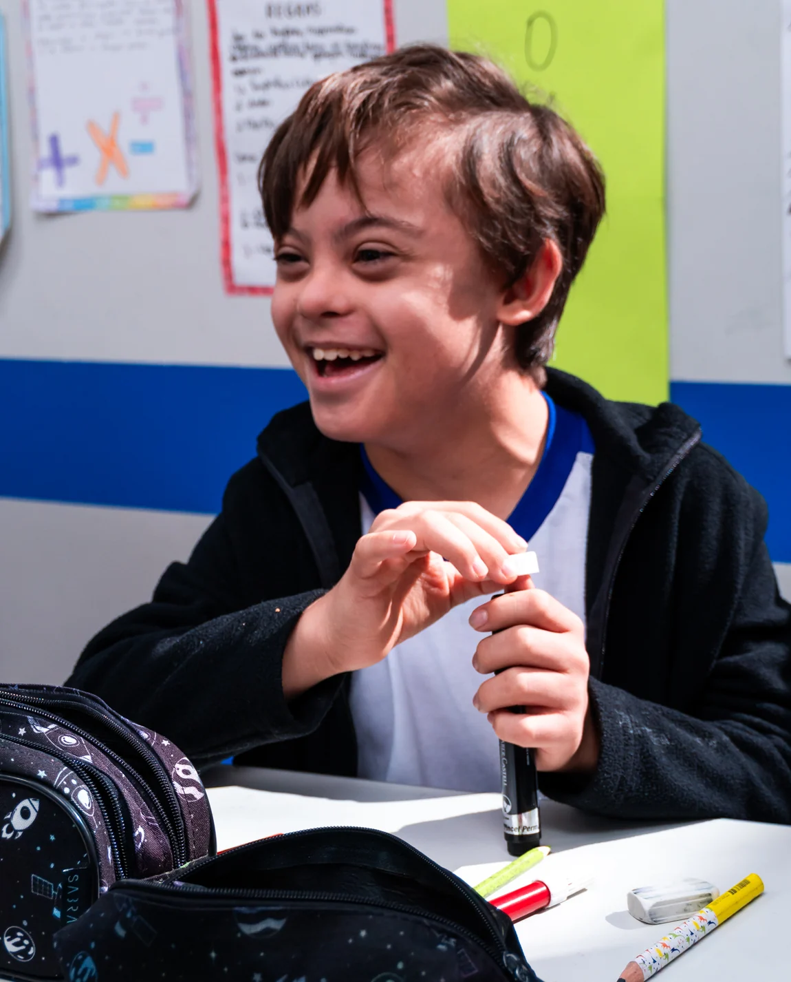 Aluno do Ensino Fundamental sorrindo durante uma aula bilíngue