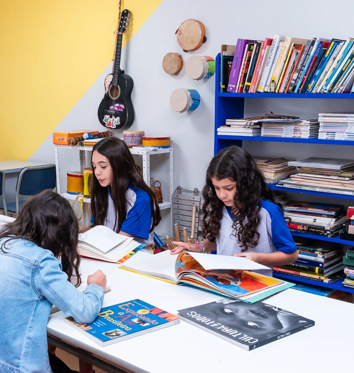 Alunos do Ensino Fundamental em atividade na sala de aula do Mira Niterói
